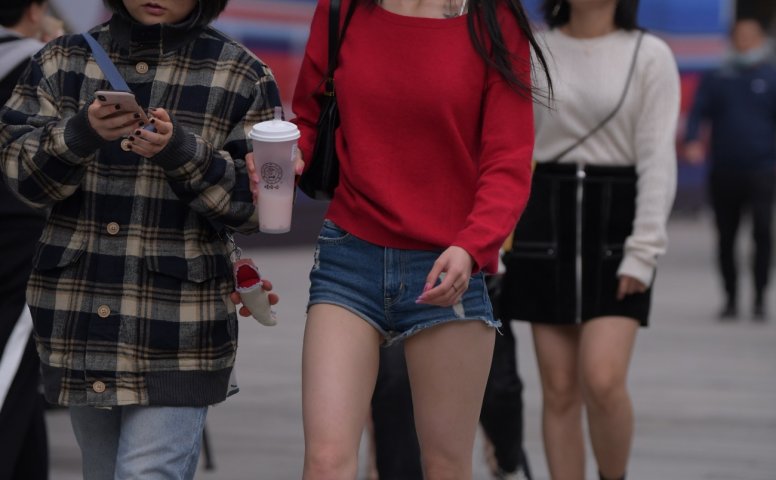 精选街拍作品 NO.1799 视觉冲击街拍作品 – 美腿热裤YY[83P/105MB]