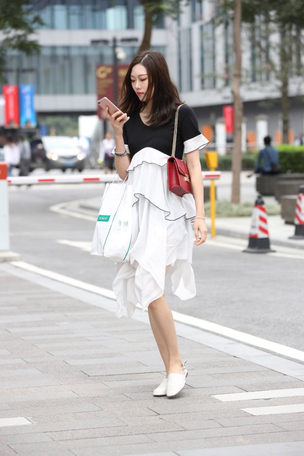 精选街拍作品 NO.2052 辉辉街拍作品 – 白皙的小解解有点像唐嫣[20P/17MB]