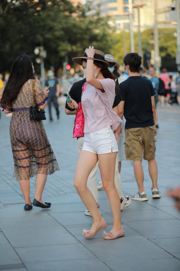 精选街拍作品 2057 玻璃街拍作品 – 白色热裤YY小解解[109P/89MB]