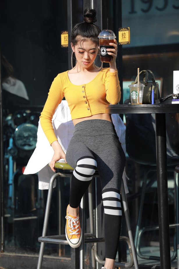 精选街拍作品 NO.2025 玻璃街拍作品 – 大耳环小解解[102P/121MB]