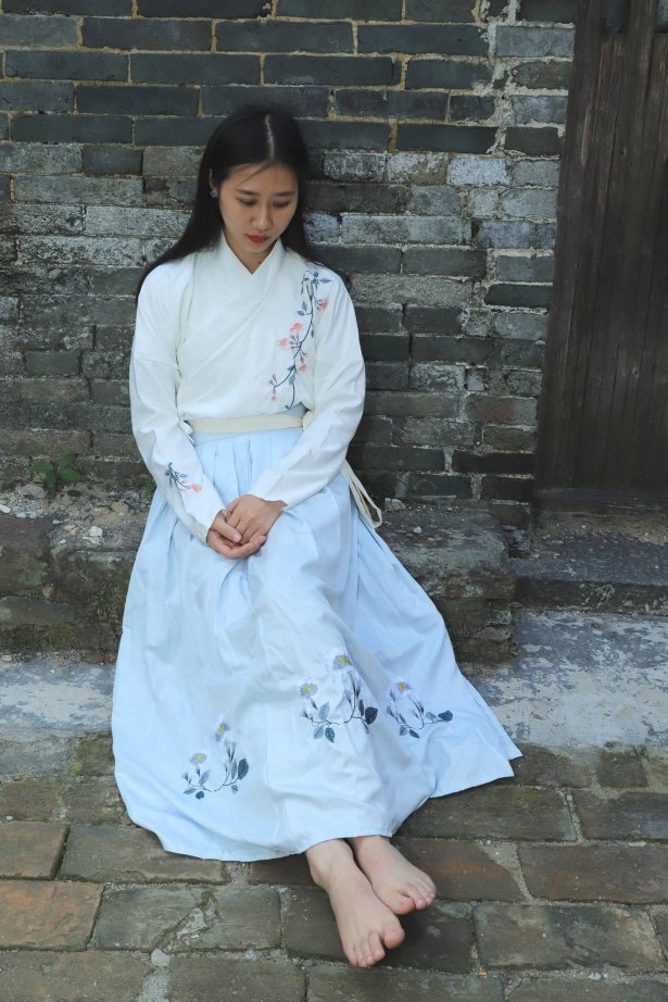 [Pary学生模拍] No.049 极品镁钕小芳穿上汉服古镇赤脚 [151P/454MB]