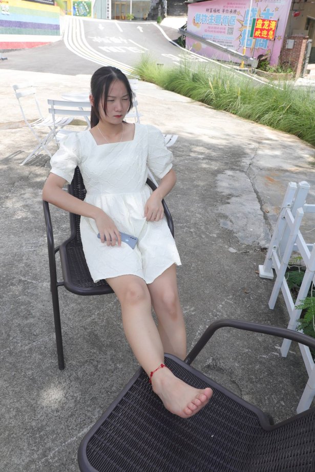 [Pary学生模拍] No.052 有点害羞的小尹的37码超柏嫩脚 [76P/472MB]