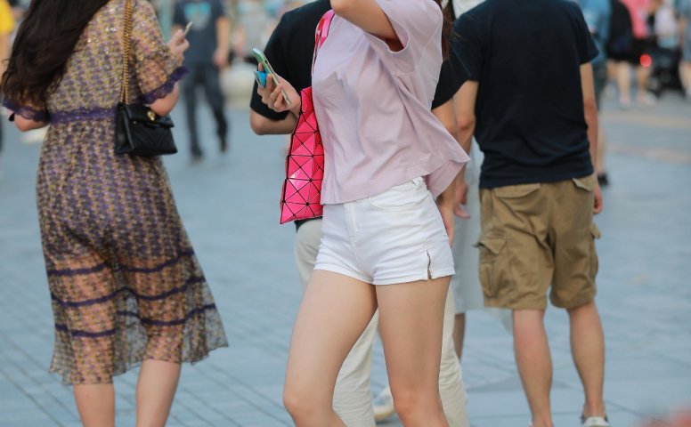 精选街拍作品 2057 玻璃街拍作品 – 白色热裤YY小解解[109P/89MB]