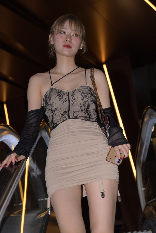 精选街拍作品 NO.2068 一只麋鹿摄影作品 – 肉色包屯裙镁钕[256P/277MB]