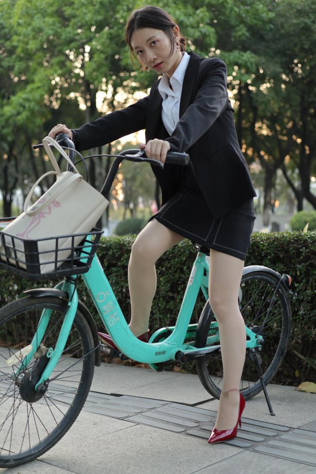 魔镜街拍 NO.067 红色高跟肉丝OL [135P/994M]