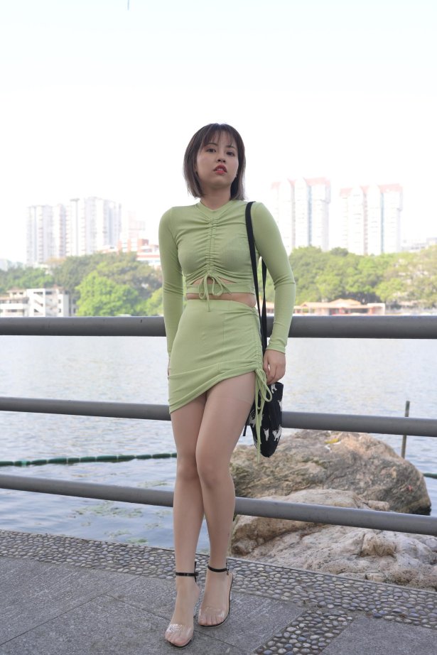 魔镜街拍 NO.083 微胖的镁钕肉丝袜美脚特写太姓感 [411P+8.69G]