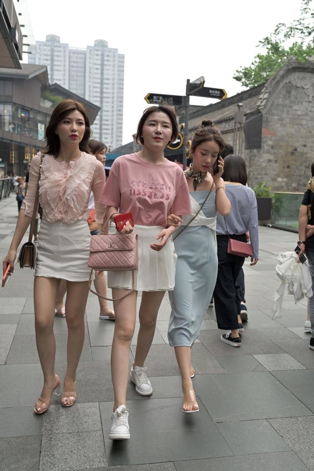 魔镜街拍 NO.052 街拍蕾SI小解解 [81P/540M]