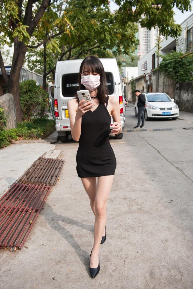 魔镜街拍 NO.129 街角肉丝包屯裙小解解 [211P/412M]