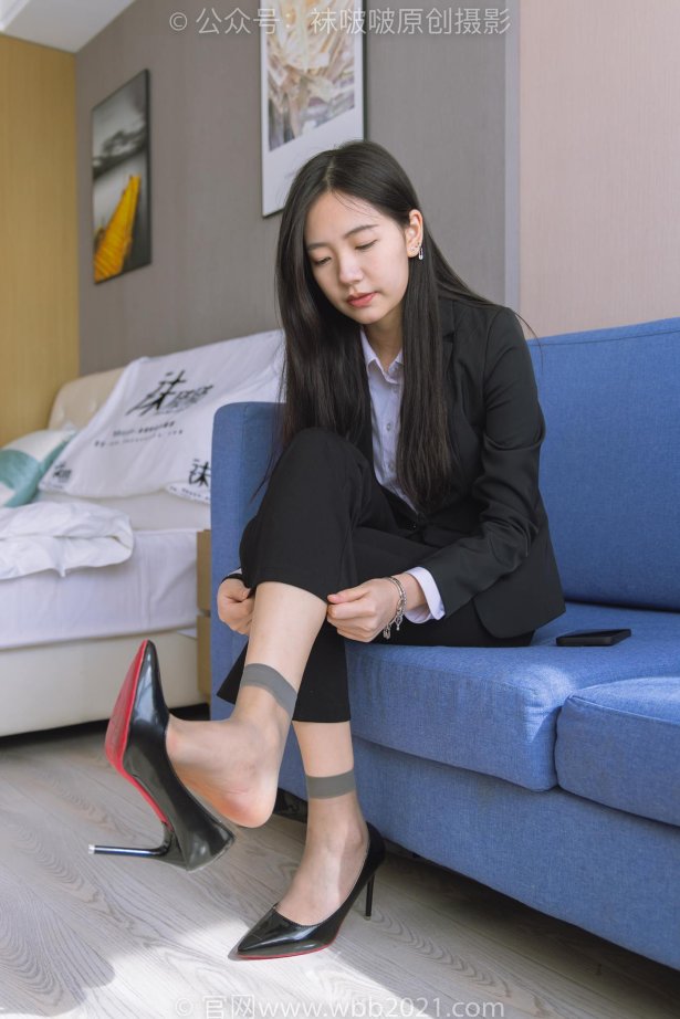 [BoBoSocks袜啵啵]NO.245 小甜豆-高跟鞋、短灰丝、半蹲镜头较多 [300P/1V/8.48GB]