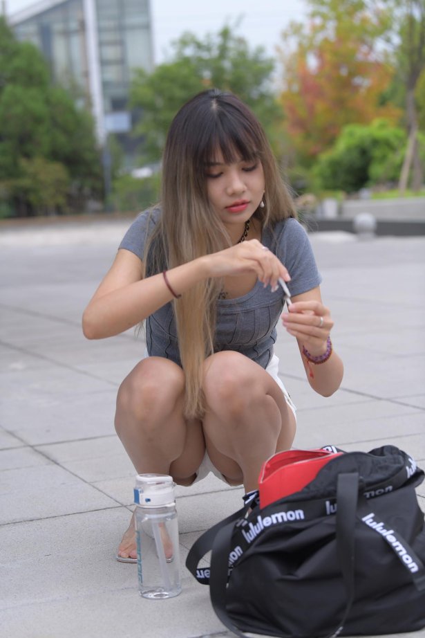 精选街拍作品 NO.2418 一始街拍作品 – 白色热裤长腿女孩[640P/784MB]