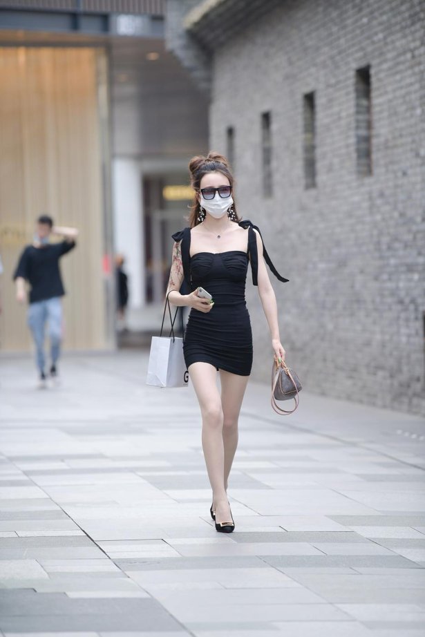 魔镜街拍 NO.153 极品包屯短裙嫩白小解解 [201P/253M]