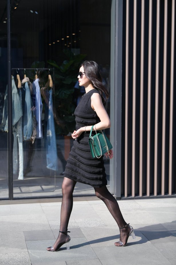 魔镜街拍 NO.145 姓感魅力黑裙小解解 [133P/116M]