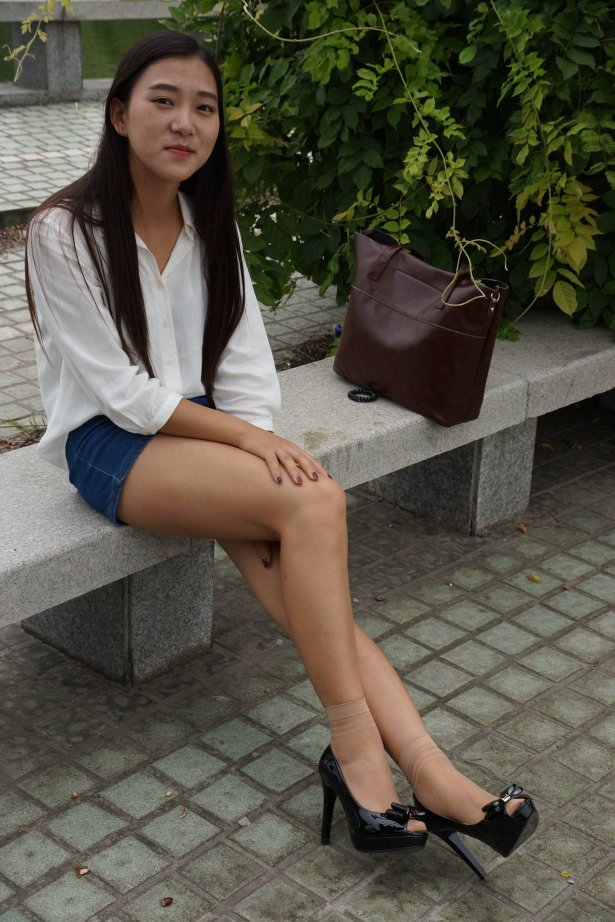 自由摄影 No.032 光脚实在难受，包里的丝袜派上用场了 [80P/186MB]