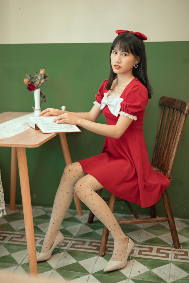 尤蜜丝 NO.050 穿搭推广展示图集 餐桌相框与红裙[48P/415MB]