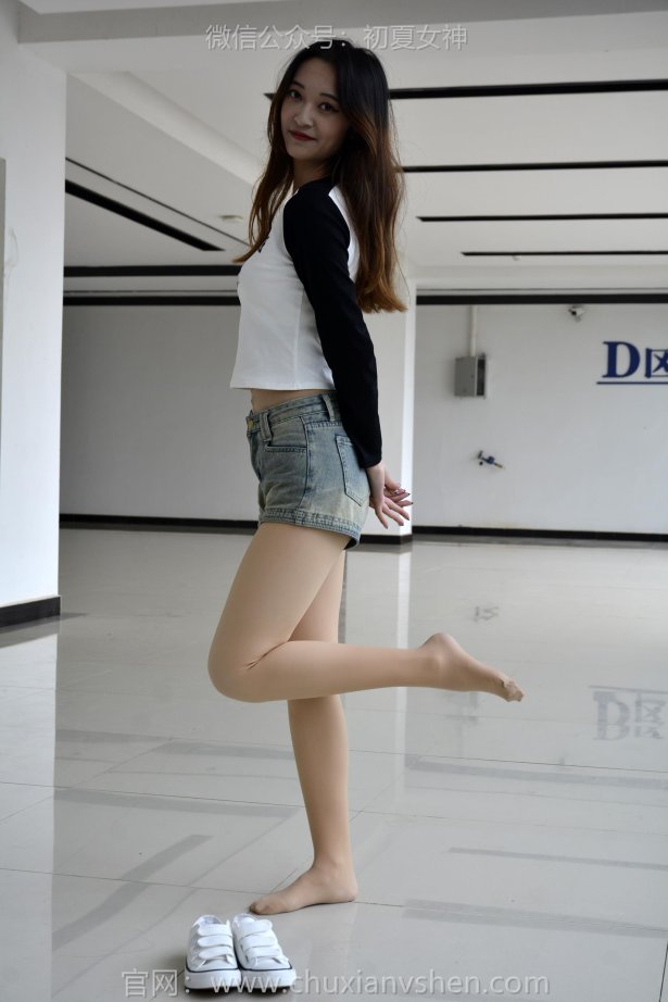 初夏女神 NO.160 依依 走走拍拍[130P/1V/5.25GB]