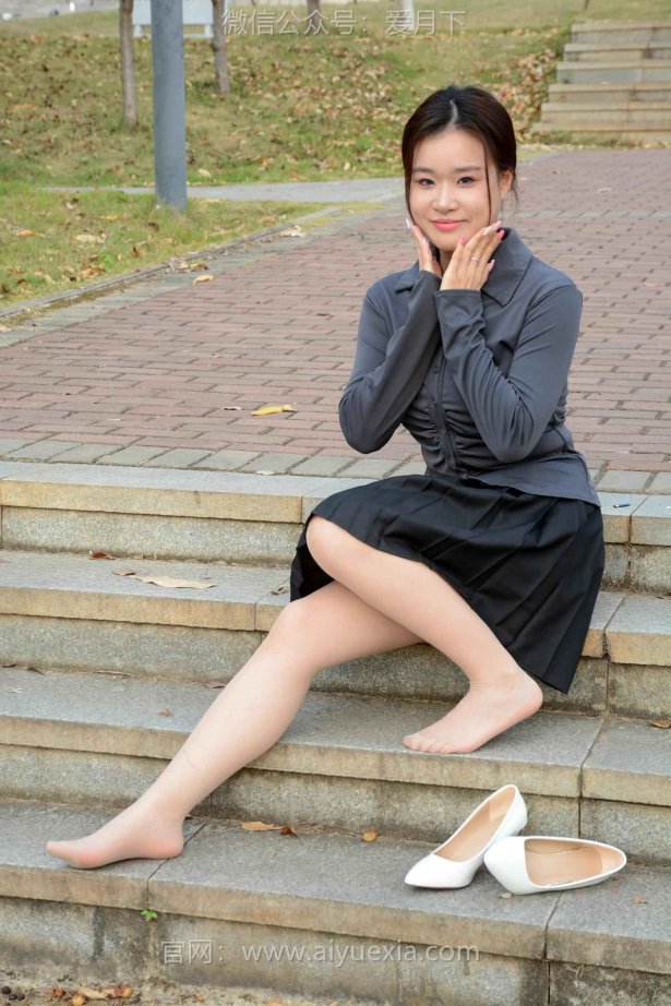 月下摄影 NO.006 茜茜~灰色小JK 这身灰色小JK被我穿出了正装的感觉！[100P/1V/3.09GB]