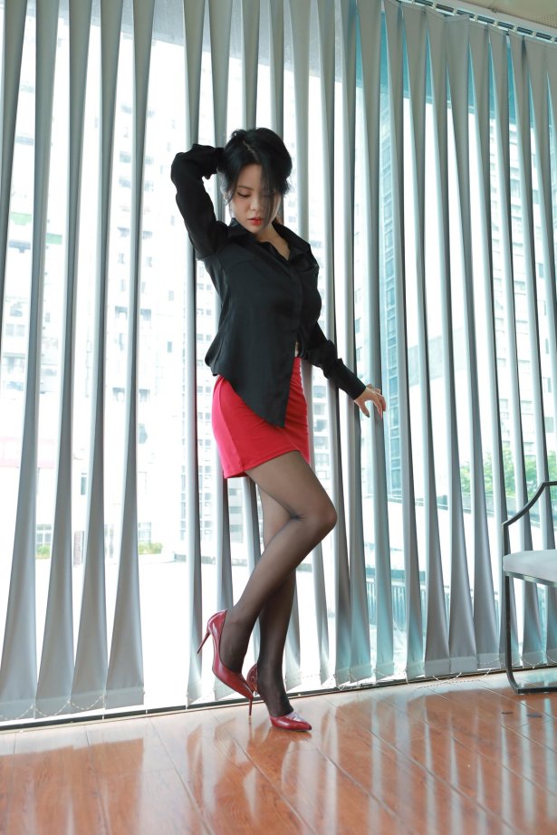 [IESS异思趣向] 2024.10.10 丝享家1868：兔兔《黑丝红裙（上）》[75P/67MB]