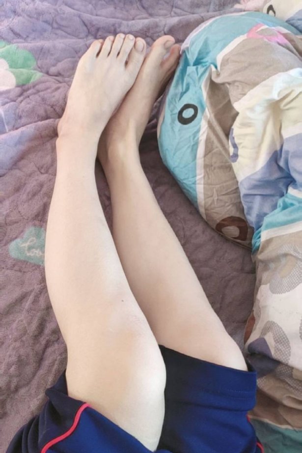 脚模面试脸足同框套路系列-069-穿着校服裤子各种姿势拍脚[18P/17V/321MB]