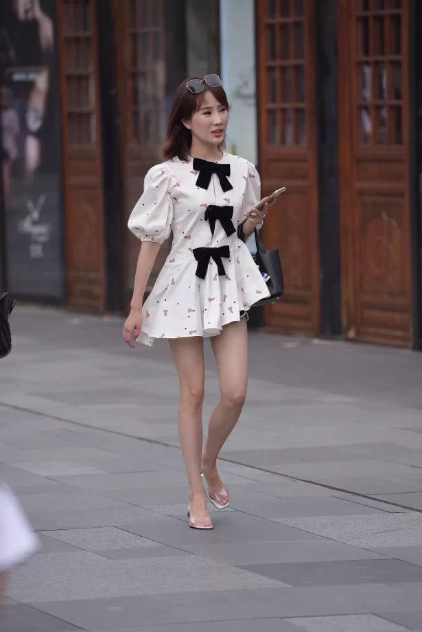 精选街拍作品 NO.4557 花色短裙黑色热裤[91P/141MB]