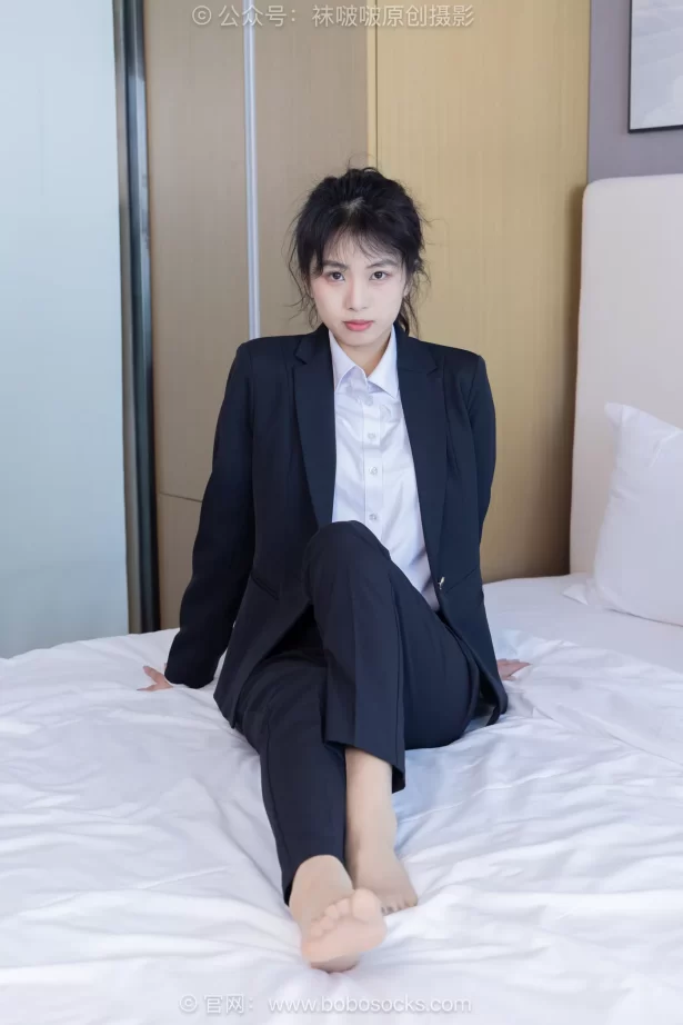 [BoBoSocks袜啵啵]NO.489 奶油 两双高跟鞋、薄肉丝、ol至服裤里丝、黑色美甲[151P/1V/7.76GB]