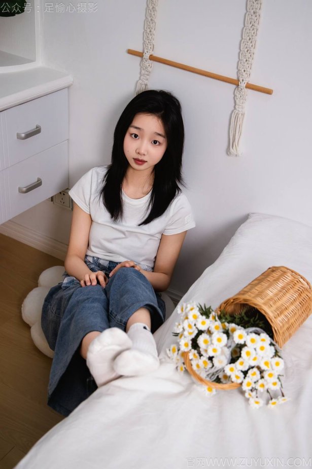 足愉心 NO.027 奶芙（搭配：白色T恤、牛仔长裤、德训鞋、白色棉袜、裸足）[110P/2V/19.4GB]