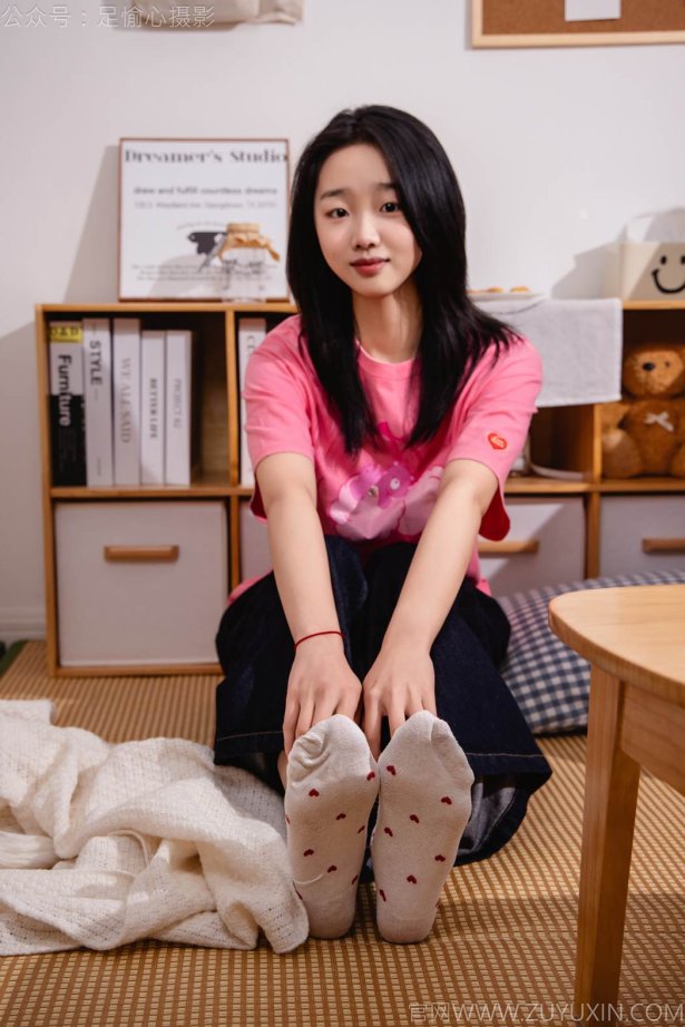 足愉心 NO.018 奶芙（搭配：粉色T恤、牛仔长裤、运动鞋、白色棉袜、裸足）[110P/2V/16.3GB]