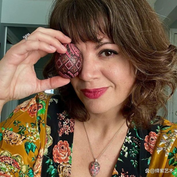 她用独特的“蛋画”技艺,将3毛钱的鸡蛋,变成3000元的艺术品