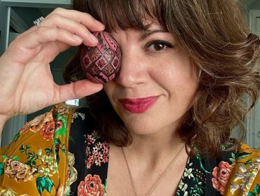 她用独特的“蛋画”技艺，将3毛钱的鸡蛋，变成3000元的艺术品