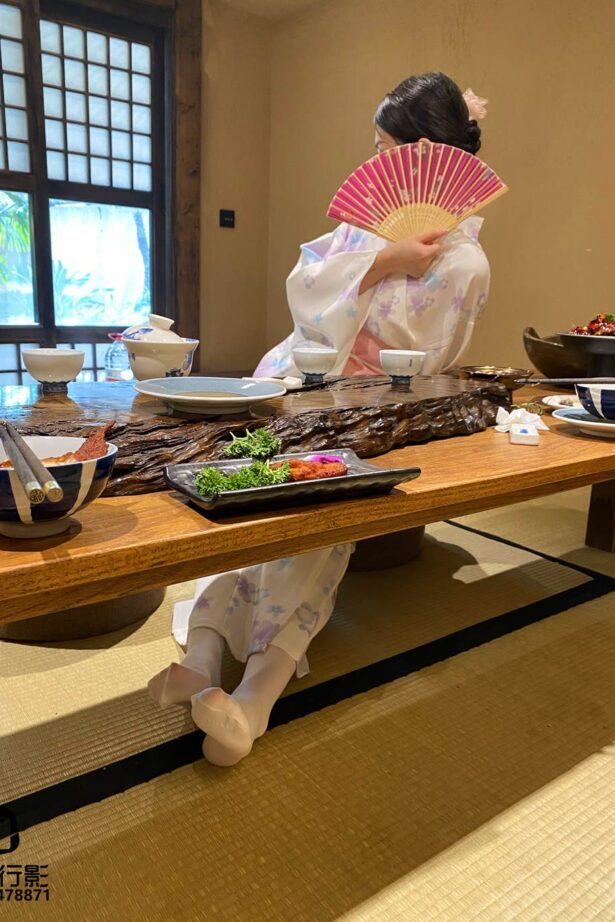 [织梦映像]NO.112 树下酒馆 [80P/1V/2GB]