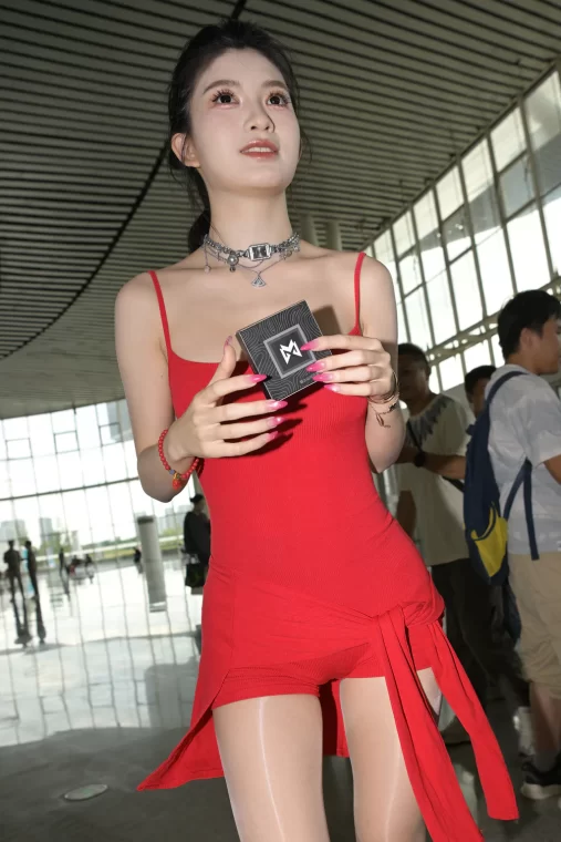 精选街拍作品 NO.6428 红裙姓感亮丝[119P/181MB]