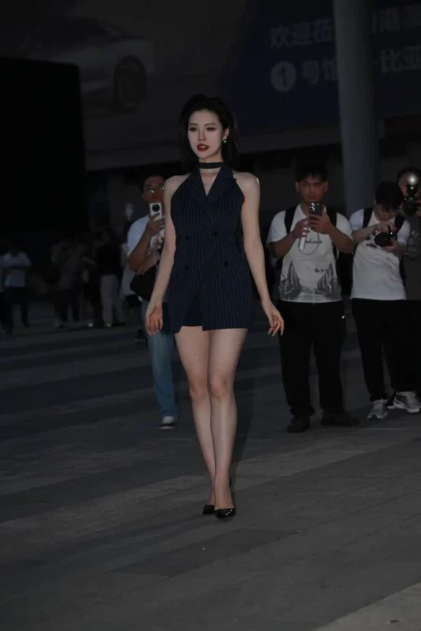 精选街拍作品 NO.6424 气质条纹吊带裙[101P/256MB]