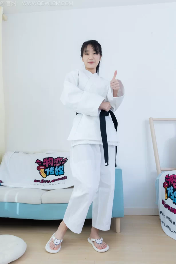 勿恋传媒 NO.2552 菜菜-人字拖、黑色踩脚裤袜、裸足、纯白棉袜[230P/1V/5.35GB]