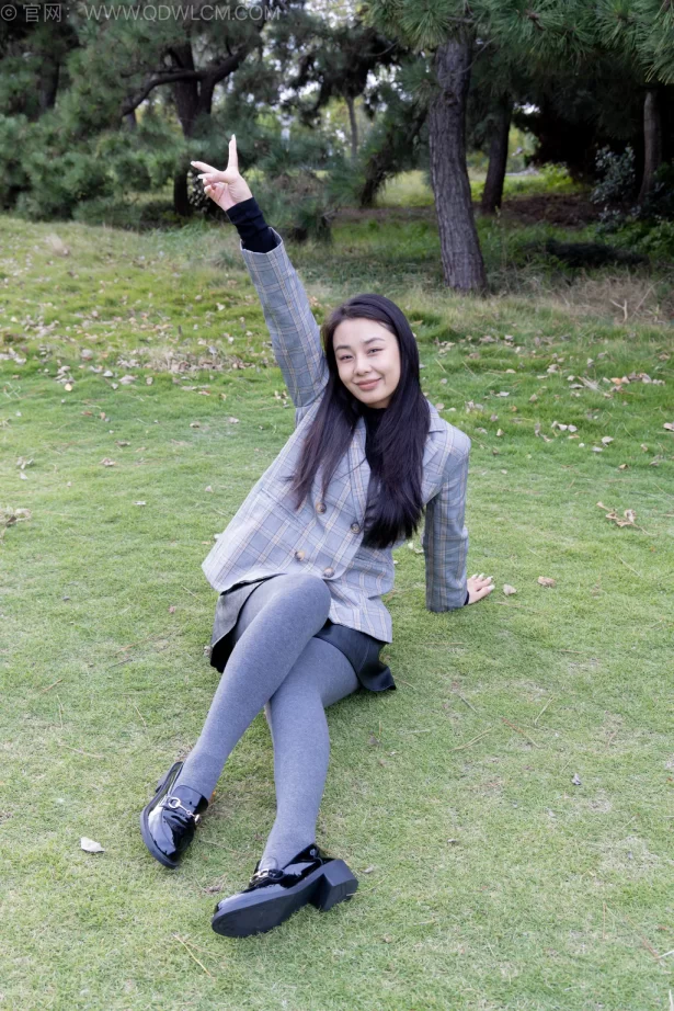 勿恋传媒 NO.2559 岚岚-皮鞋、厚灰丝、穿袜子[255P/1V/7.78GB]