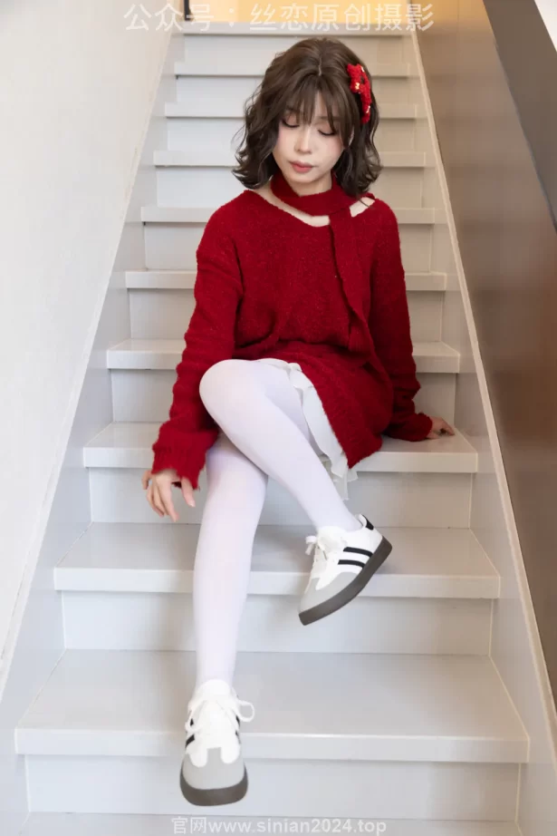 丝恋摄影 NO.010 泡芙-红色毛衣 小白裙 厚白丝袜 白色板鞋[228P/1V/3.13GB]
