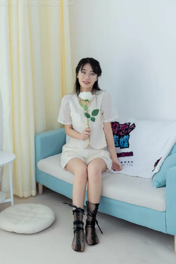 勿恋传媒 NO.2543 菜菜-高跟鞋、蕾SI短黑丝、裸足、银色脚链[150P/1V/3.68GB]