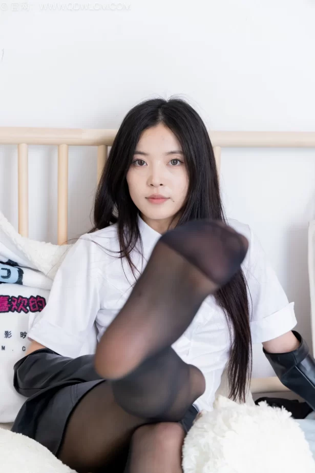 勿恋传媒 NO.2542 茯苓-高跟长靴、薄黑丝、裸足、皮衣皮手套[165P/1V/3.88GB]