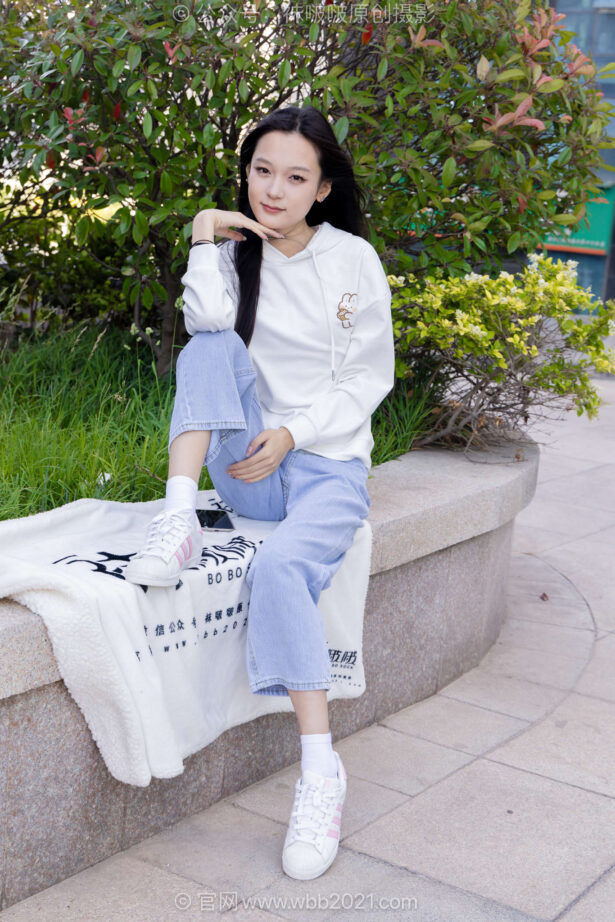 袜啵啵积分限定作品048期：焦糖-板鞋、白棉袜、裸足、两件上衣（卫衣、短袖）[149P/1V/6.46G]