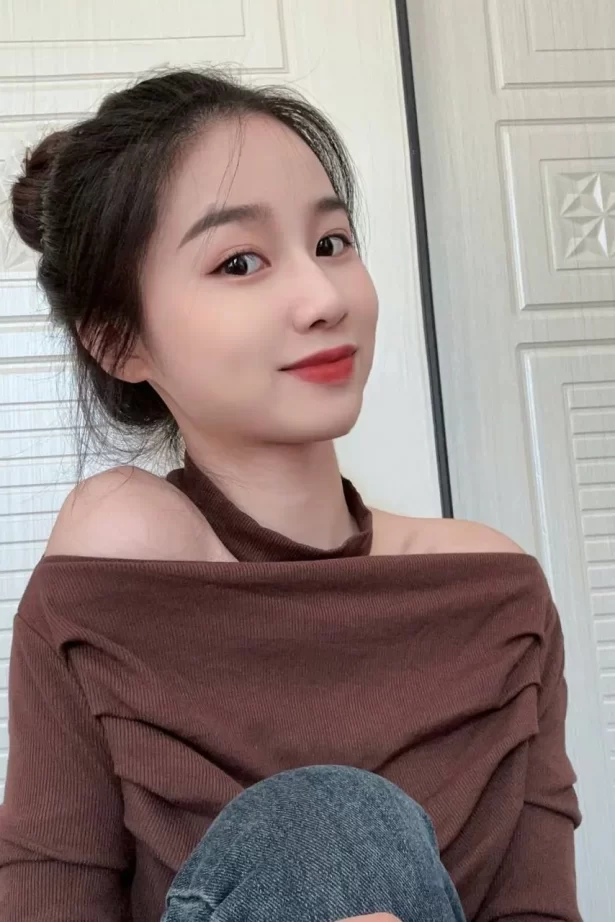 脚模面试脸足同框套路系列-215 略显成熟 [4V/9M]