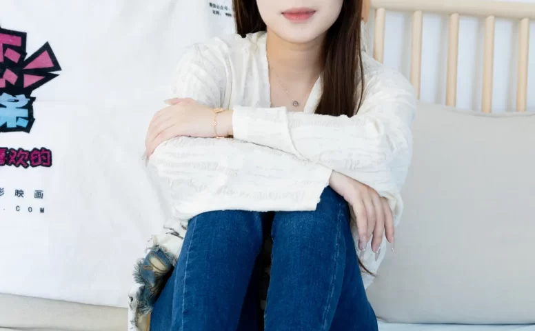 勿恋传媒 NO.2544 闪闪-帆布鞋、纯白棉袜、蓝色丝、裤里丝[160P/1V/4.37GB]