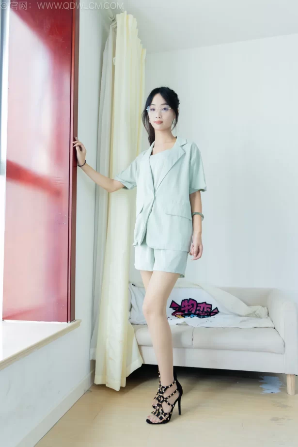 勿恋传媒 NO.2586 南南-三双高跟鞋、薄肉丝、裸足[155P/1V/5.95GB]