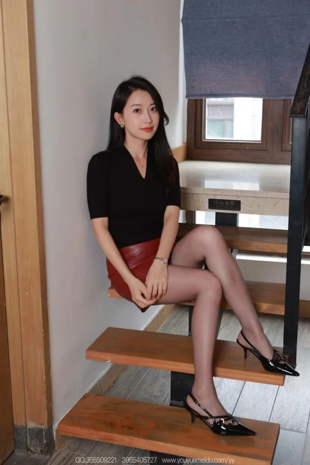 [IESS异思趣向] 2025.11.12 丝享家2208：小婕《红色小皮裙》[90P/78MB]