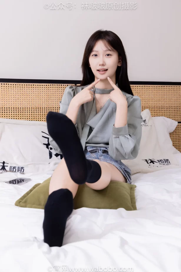 [BoBoSocks袜啵啵]NO.641 香菜-萨洛蒙运动鞋、黑棉袜、短肉丝 [189P/1V/9.97GB]