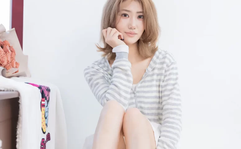 勿恋传媒 NO.2571 灵儿-板鞋、白棉袜、裸足[154P/1V/3.50GB]