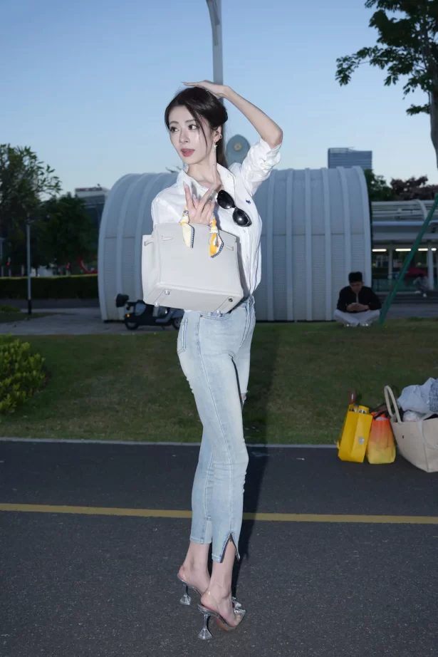 精选街拍作品 NO.6762 牛仔裤飒爽小荔枝[93P/100MB]