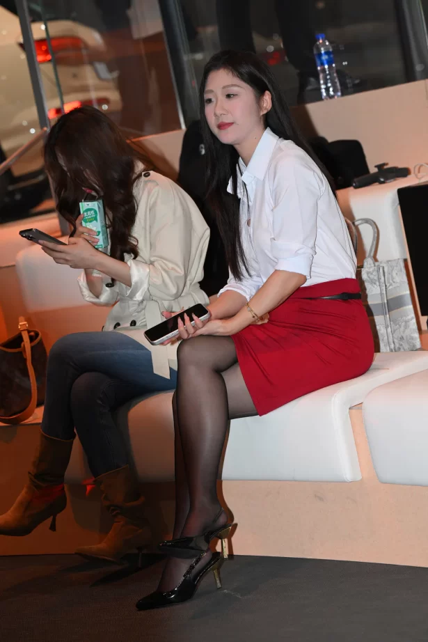 精选街拍作品 NO.6761 韵味白衬衫红裙黑丝[96P/161MB]