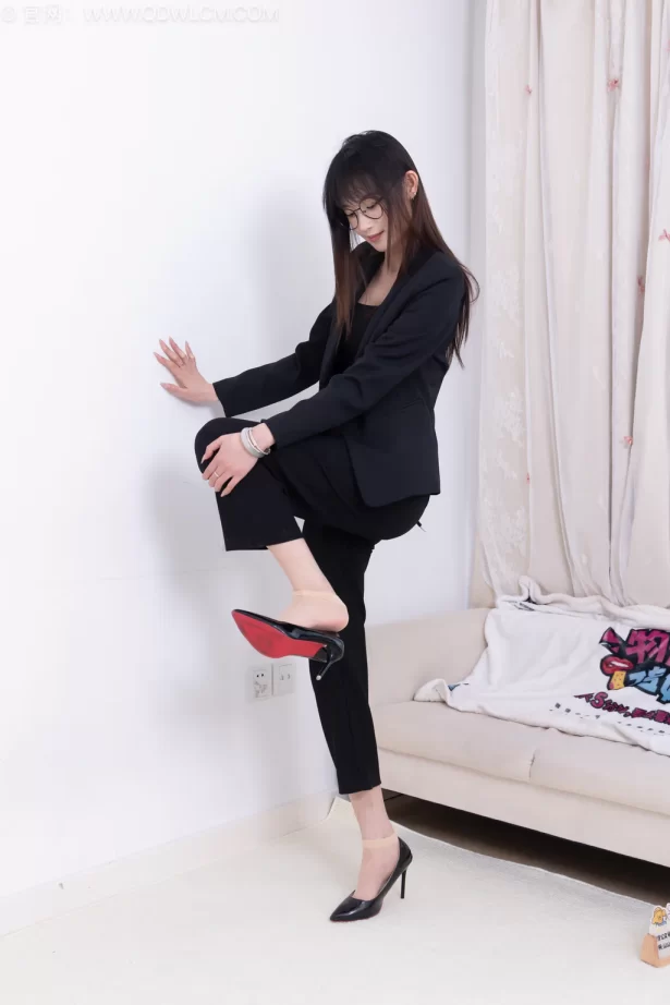 勿恋传媒 NO.2716 山奈-高跟鞋、短肉丝、裸足、ol至服[140P/1V/2.93GB]