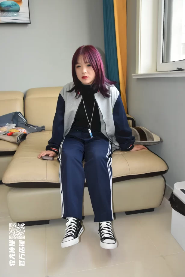 牧光传媒 NO.009 – 紫发XUE妹校服棉袜裸足[173P/1V/2.02GB]