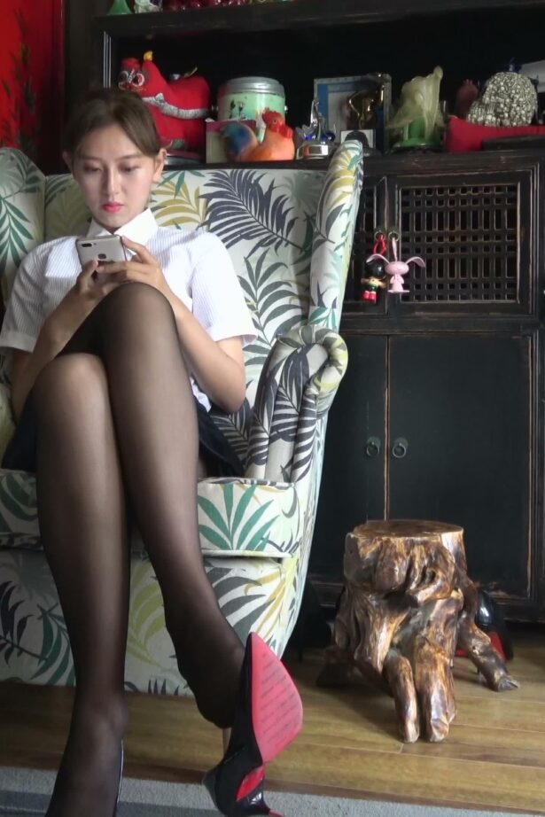 K&M 002-超镁足模秀黑丝美脚高清特写镜头（4K）[1V/1.75G]