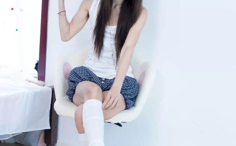 勿恋传媒 NO.2821 小芒-马丁短靴、纯白棉袜、裸足[146P/1V/3.55GB]